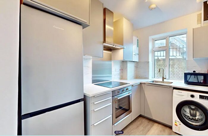 2 Bedroom Flat To Rent In Flat, Russell Court, Station Approach, New Barnet, Barnet, EN5