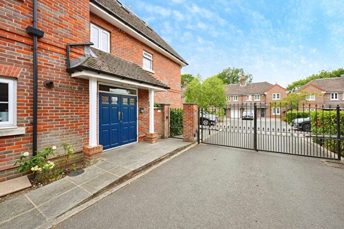 2 Bedroom Flat For Sale In Hurley Close, Banstead, Surrey, SM7