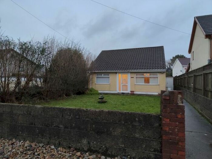 2 Bedroom Property To Rent In Hillcrest, Mynydd Bach Y Glo, Waunarlwydd Swansea. SA5
