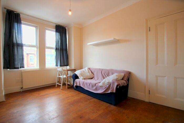 3 Bedroom Flat To Rent In Deacon Road, Willesden, London, NW2