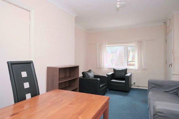 4 Bedroom Semi-Detached House To Rent In Southall Avenue, Brighton, BN2