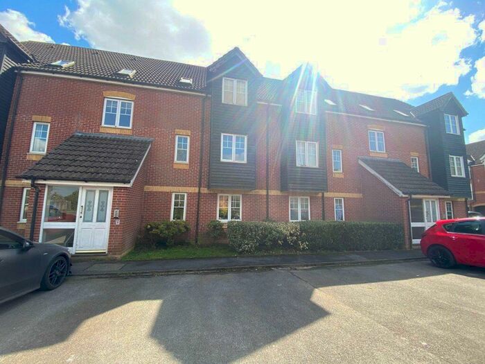 2 Bedroom Flat To Rent In Harbury Court Newbury, RG14