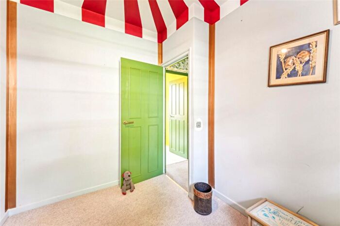 2 Bedroom Apartment To Rent In Vicarage Crescent, London, SW11