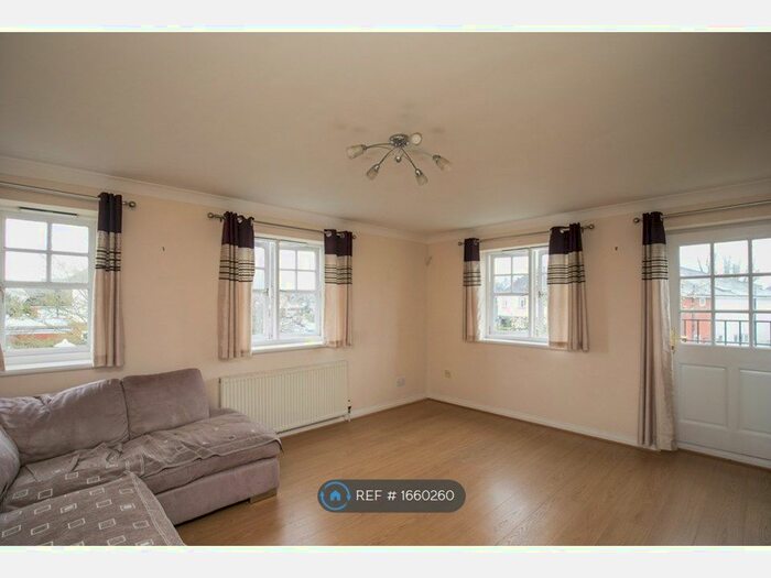 2 Bedroom Flat To Rent In Kings Gate, Woking, GU21