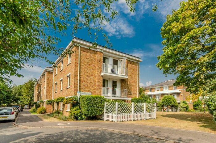 3 Bedroom Flat To Rent In Langford Green, Denmark Hill, London, SE5