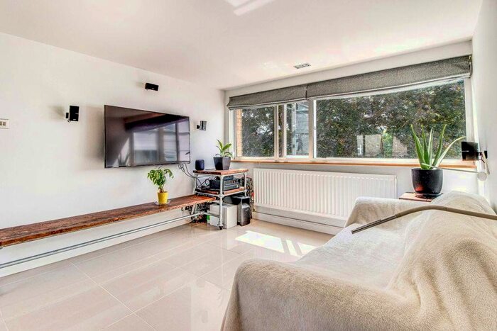 2 Bedroom Flat To Rent In Hazelbank Court, Chertsey, Surrey, KT16