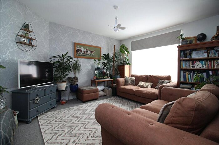 3 Bedroom Apartment For Sale In Lymington Road, New Milton, Hampshire, BH25