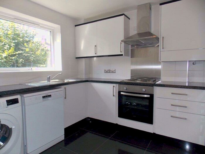 2 Bedroom Flat To Rent In Buckhurst Hill, IG9