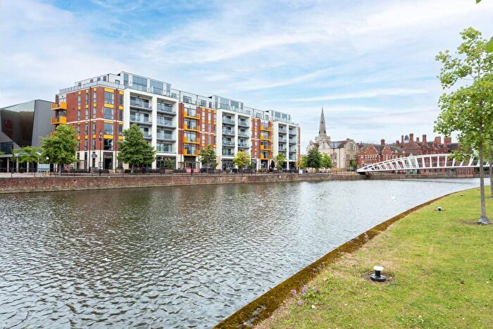 2 Bedroom Apartment For Sale In Riverside Square, Bedford, MK40