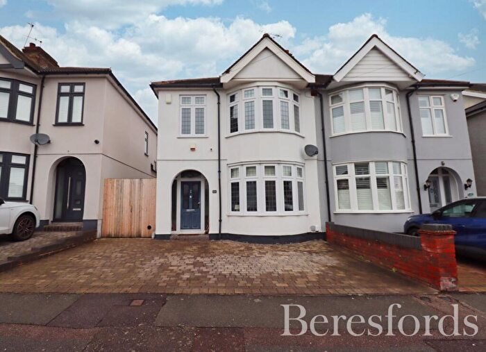 3 Bedroom Semi Detached House For Sale In Aldborough Road, Upminster, RM14
