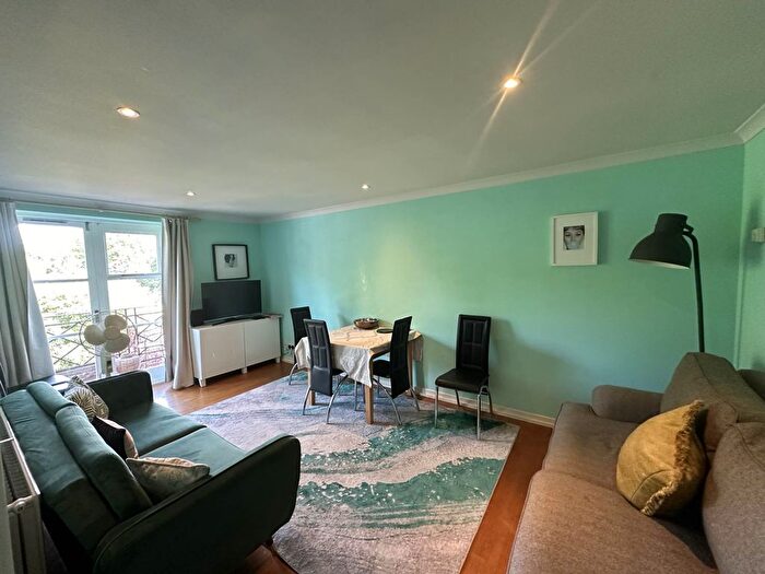 2 Bedroom Flat To Rent In Brompton Park Crsecent, Fulham, SW6