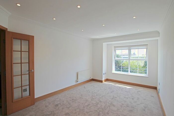 2 Bedroom Flat To Rent In Lower Kings Road, Kingston Upon Thames, Surrey, KT2