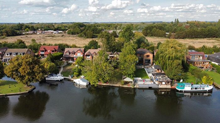 4 Bedroom Detached House For Sale In Hythe End Road, Wraysbury, Staines-Upon-Thames, Berkshire, TW19