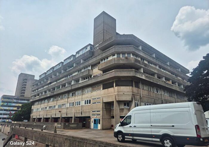 3 Bedroom Apartment For Sale In Flat Wyndham Court, Commercial Road, Southampton, Hampshire, SO15