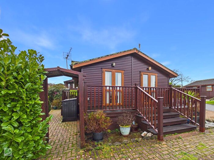 2 Bedroom Lodge For Sale In Acorn View, Oaklands Park, PL13