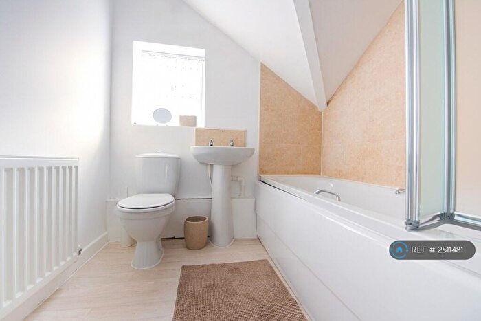 2 Bedroom Flat To Rent In Cross Hills, Kippax, Leeds, LS25