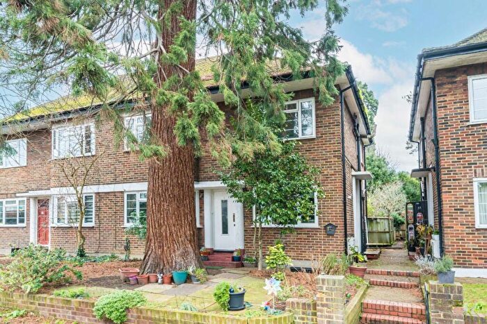 3 Bedroom Flat To Rent In Queens Road, Queens Road, KT2