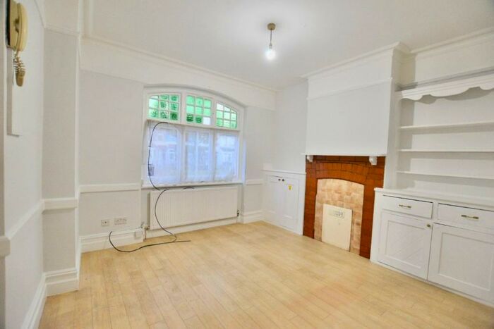 1 Bedroom Flat To Rent In Golfe Road, IG1