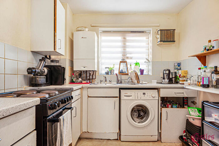 1 Bedroom Flat For Sale In Semley Gate, London, E9 - Photo 4
