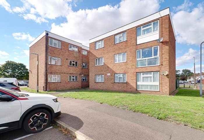 2 Bedroom Flat For Sale In Ongar Way, Rainham, RM13