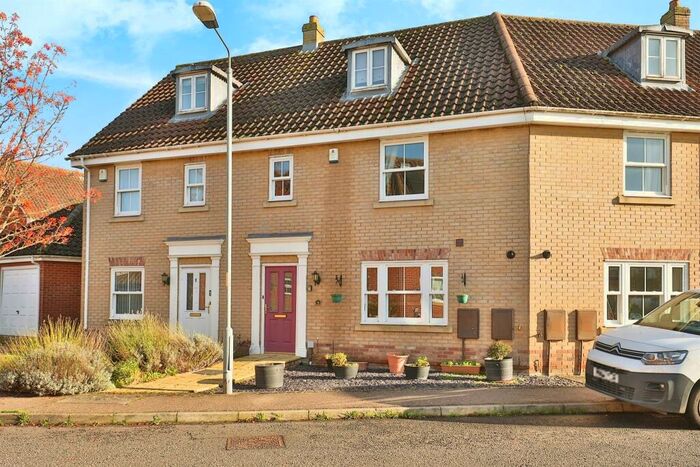 3 Bedroom Town House For Sale In Field Maple Road, Watton, Thetford, IP25