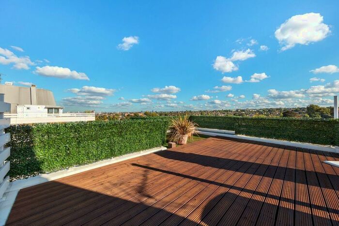 2 Bedroom Flat To Rent In Warwick Drive, Putney, London, SW15