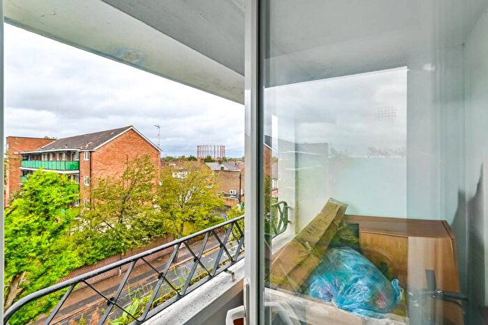 3 Bedroom Flat For Sale In Caledon Road, East Ham, London, E6