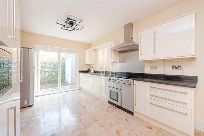 6 Bedroom Chalet For Sale In London Road, Sittingbourne, Kent, ME10