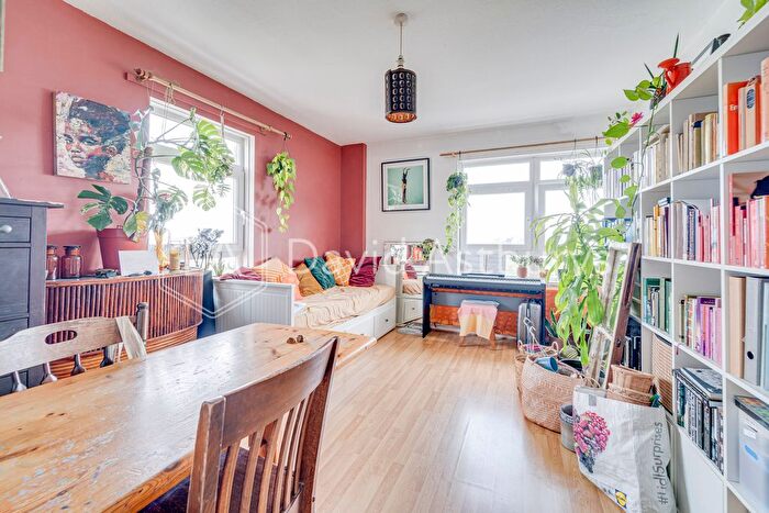 2 Bedroom Flat To Rent In Canonbury Road, Islington, London, N1