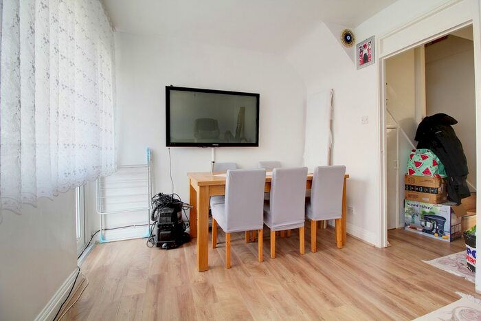 2 Bedroom Flat To Rent In Milton Gardens Estate, Stoke Newington N16