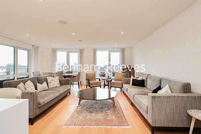 3 Bedroom Flat To Rent In Kew Bridge Road, Brentford, TW8