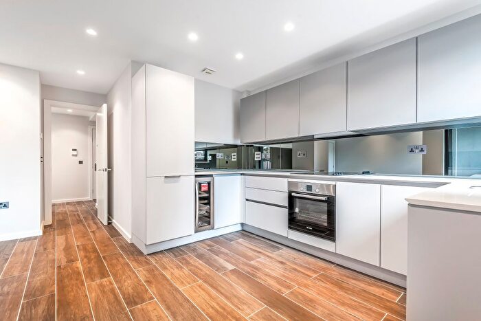 3 Bedroom Flat To Rent In Boundary Lane, London, SE17