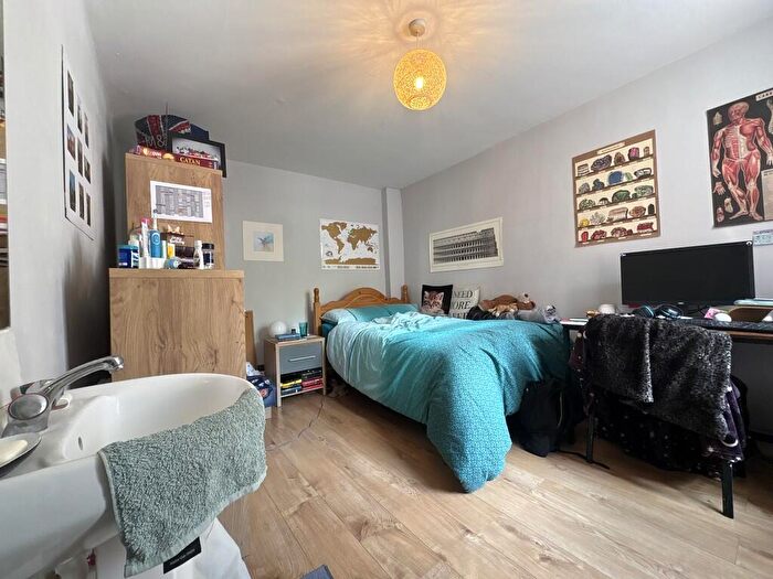 Semi-Detached House To Rent In Milton Road, Southampton, SO15