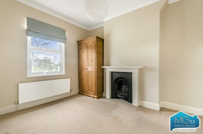 2 Bedroom Flat To Rent In Long Lane, London, N2