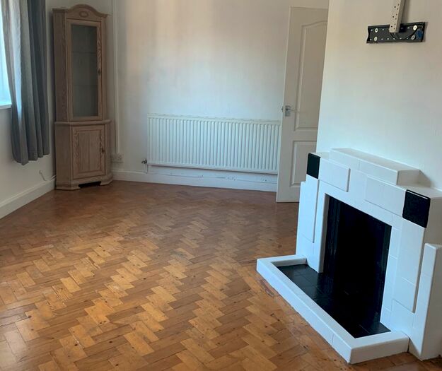 3 Bedroom Flat To Rent In Corporation Road, Cardiff, CF11