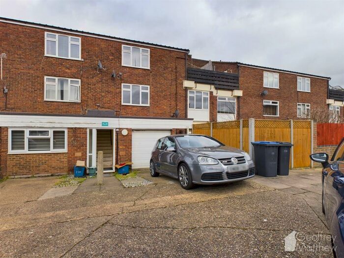 2 Bedroom Maisonette To Rent In Longbanks, Harlow, CM18