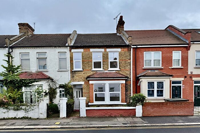 4 Bedroom House To Rent In Salisbury Avenue, SS0