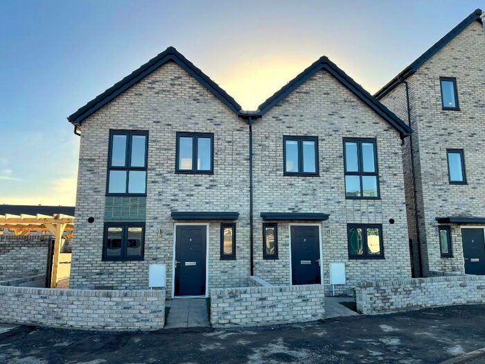 3 Bedroom Semi-Detached House To Rent In Bennett Close, Cribbs, Bristol, BS10