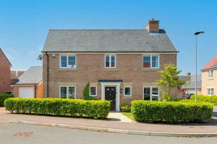 4 Bedroom Detached House For Sale In Hawthorn Croft, Stotfold, SG5
