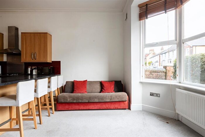 1 Bedroom Flat For Sale In Croydon Road, Reigate, RH2