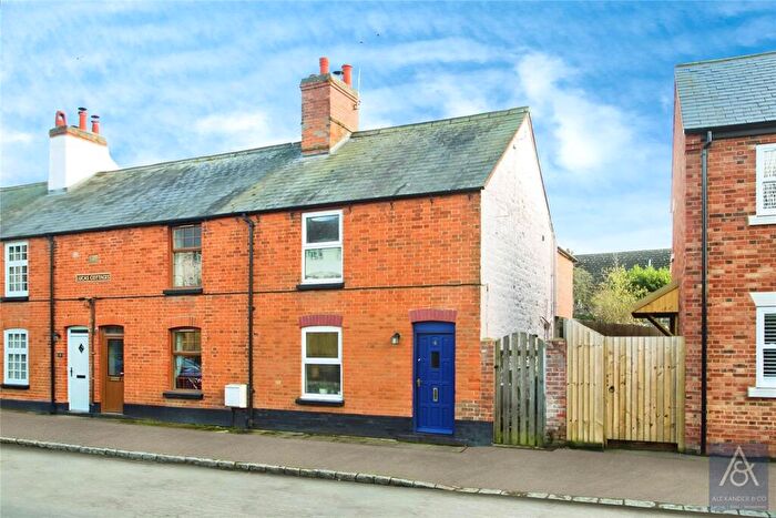3 Bedroom End Of Terrace House For Sale In Main Street, Tingewick, Buckingham, MK18