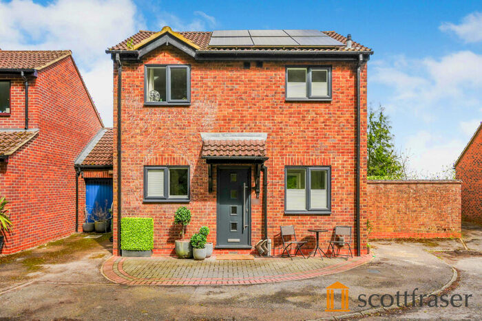 4 Bedroom Detached House To Rent In Brogden Close, Botley, OX2