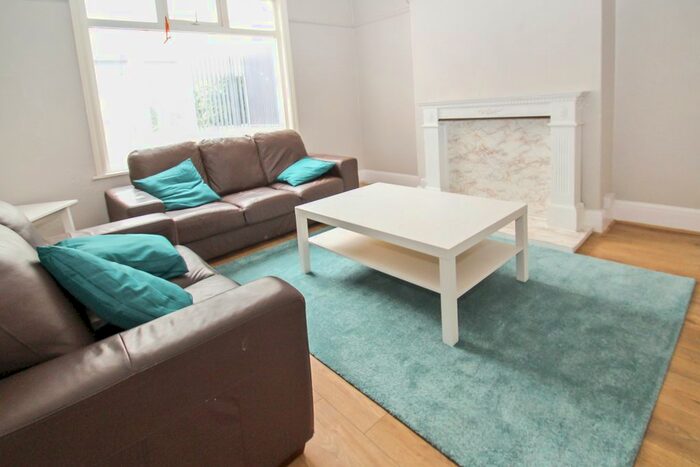 4 Bedroom Semi-Detached House To Rent In Headingley Crescent, Headingley, Leeds, LS6