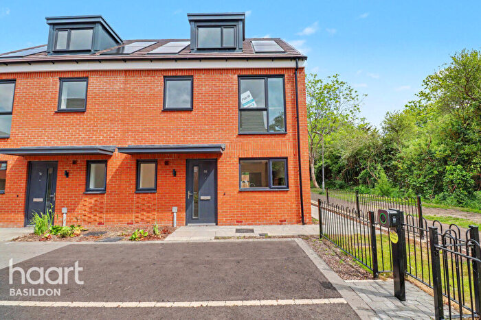 4 Bedroom Semi-Detached House For Sale In Ghyllgrove Close, Basildon, SS14