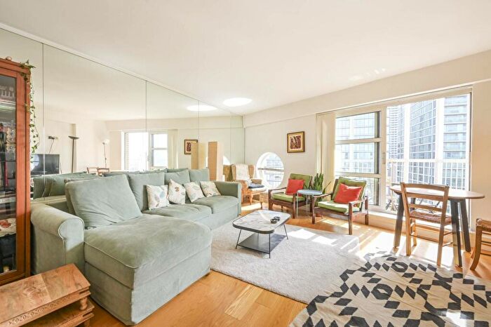 2 Bedroom Flat To Rent In Cascades Tower, Canary Wharf, London, E14