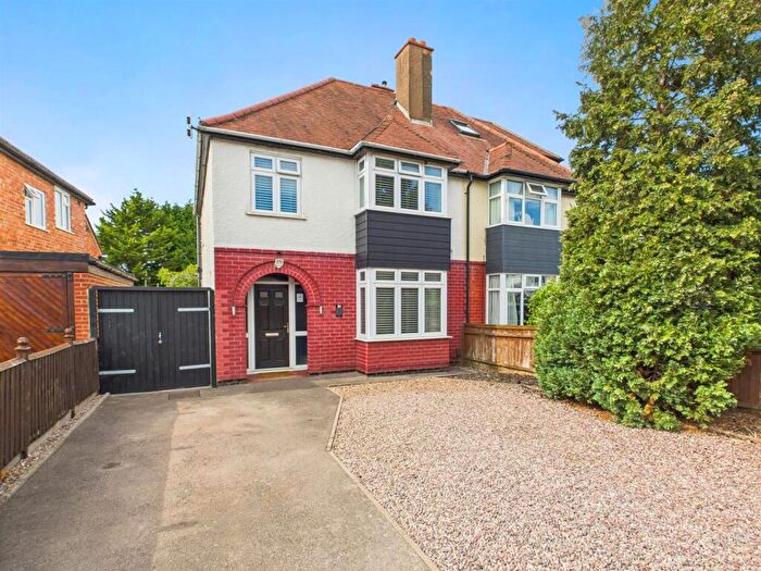 3 Bedroom Semi-Detached House For Sale In Cheltenham Road, Longlevens, Gloucester, GL2