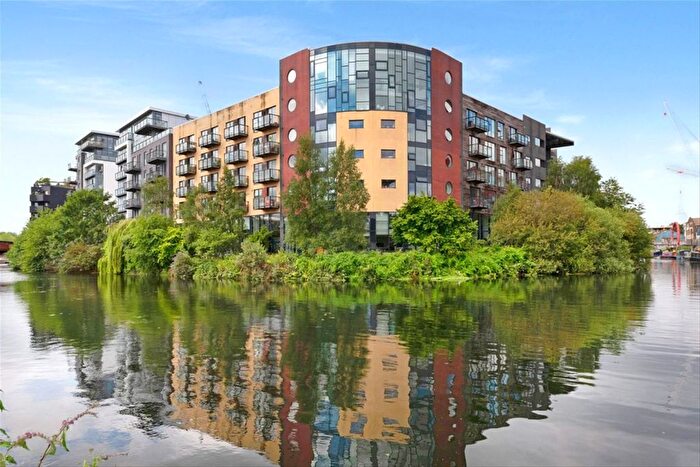 3 Bedroom Maisonette For Sale In Roach Road, London, E3