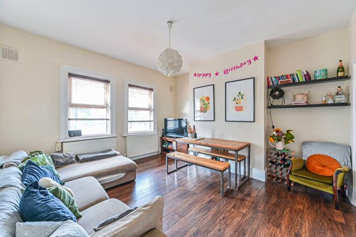 3 Bedroom Flat To Rent In Heathfield Square, Wandsworth, London, SW18