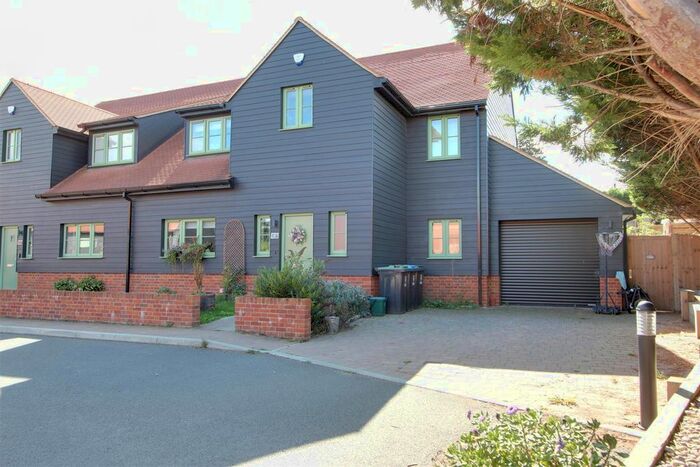 4 Bedroom Semi-Detached House For Sale In Chiltern Hills Close, Aldbury, Tring, HP23