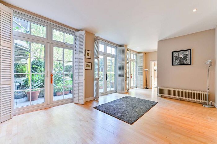 3 Bedroom Property For Sale In Fleetwood Apartments, Hackney, London, N16